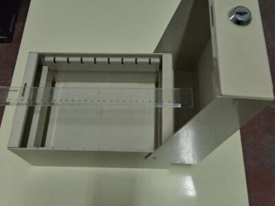 Archivador metálico de tarjetas beige/gris