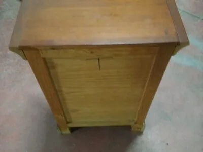 Mesita de noche clásica de madera con 4 cajones