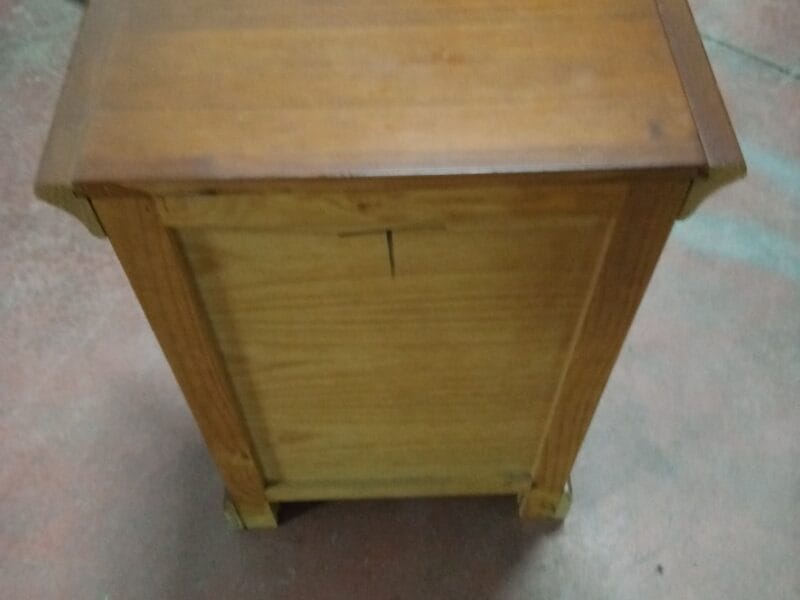 Mesita de noche clásica de madera con 4 cajones
