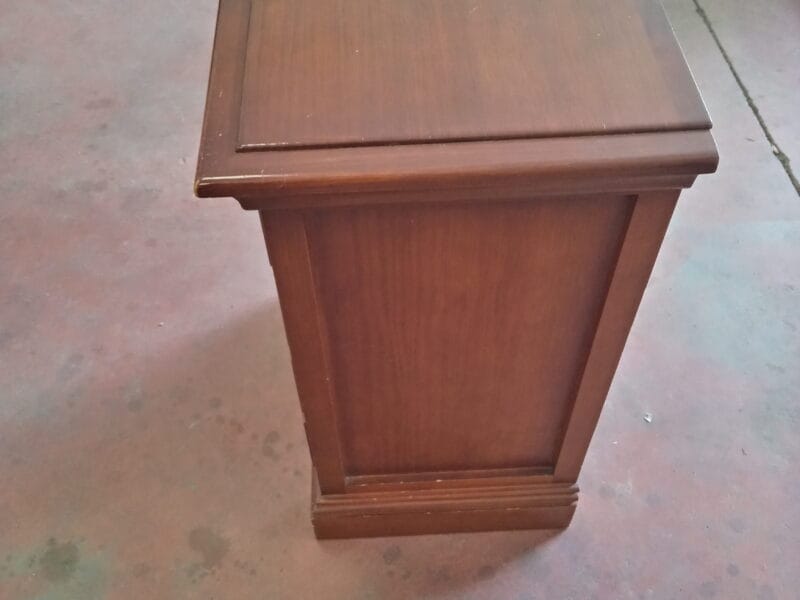 Mesita de noche clásica de madera con 4 cajones