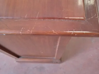 Mesita de noche clásica de madera con 4 cajones