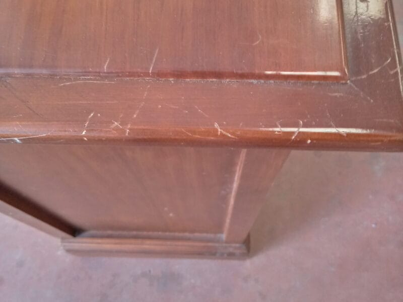 Mesita de noche clásica de madera con 4 cajones