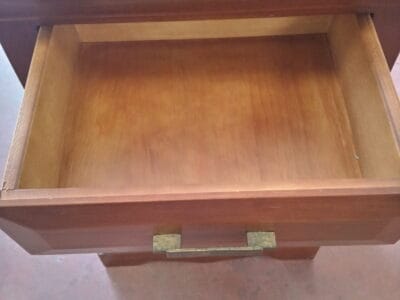 Mesita de noche clásica de madera con 4 cajones