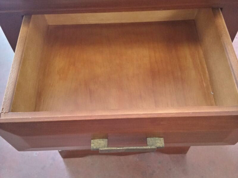 Mesita de noche clásica de madera con 4 cajones