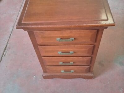 Mesita de noche clásica de madera con 4 cajones