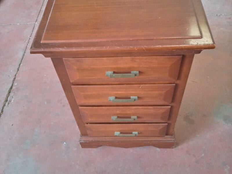 Mesita de noche clásica de madera con 4 cajones