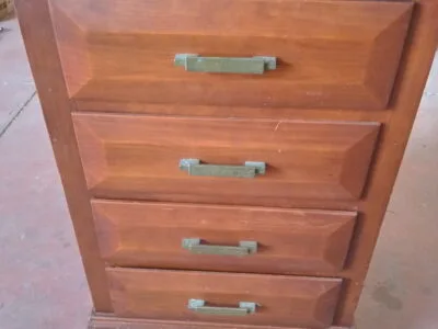 Mesita de noche clásica de madera con 4 cajones