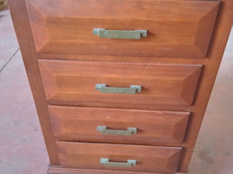 Mesita de noche clásica de madera con 4 cajones