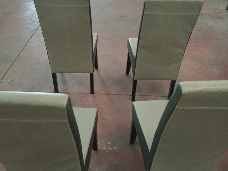 Conjunto de sillas de comedor con acolchado grueso