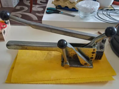 Flejadora y tira para flejar