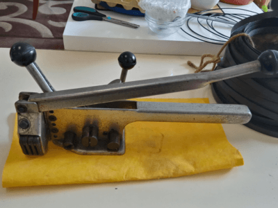 Flejadora y tira para flejar