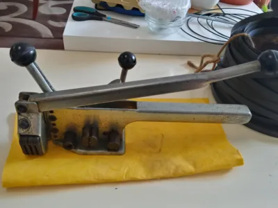 Flejadora y tira para flejar