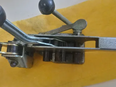 Flejadora y tira para flejar