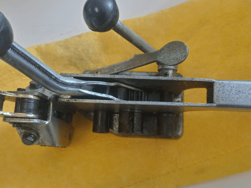 Flejadora y tira para flejar