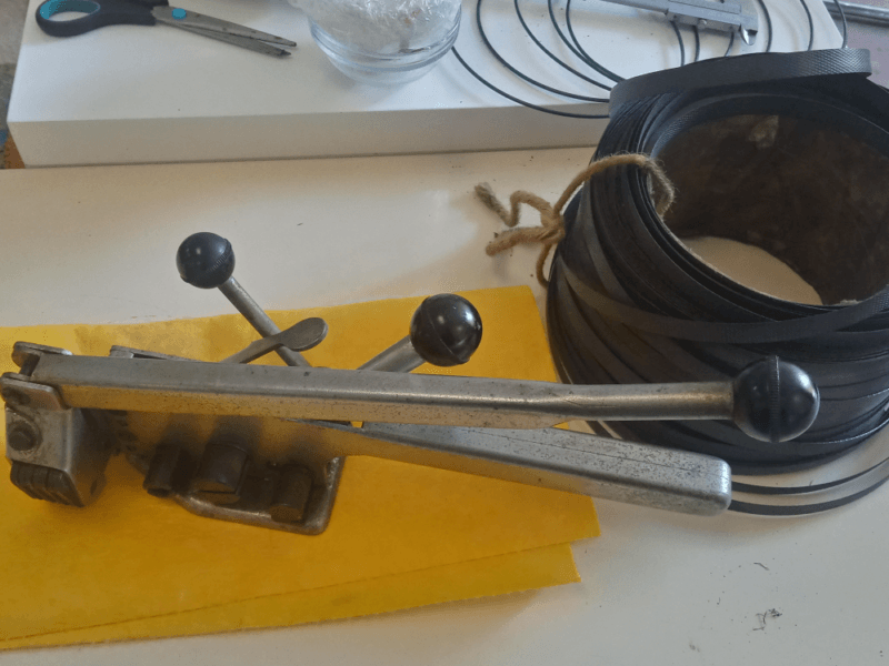 Flejadora y tira para flejar