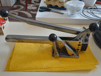 Flejadora y fleje para palets negro