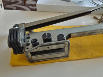 Flejadora y fleje para palets negro