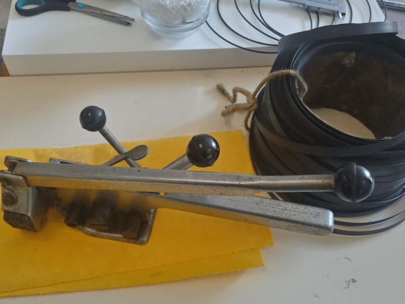 Flejadora y fleje para palets negro